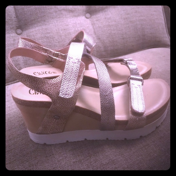 Metallic wedge sandals - Picture 1 of 2